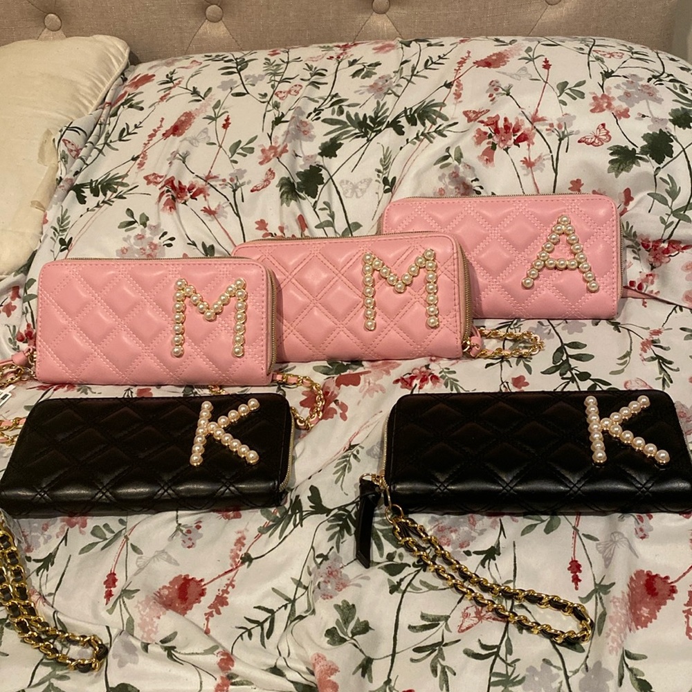 🩷Very Pretty Pink and Black wallets with initial🖤